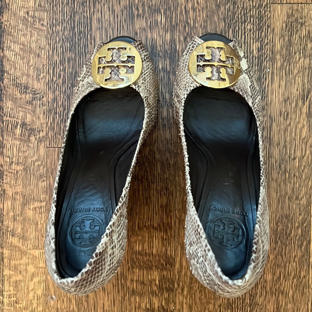Peep toe classic Tory Burch wedge with snakeskin and gold logo. Size 7 EUC